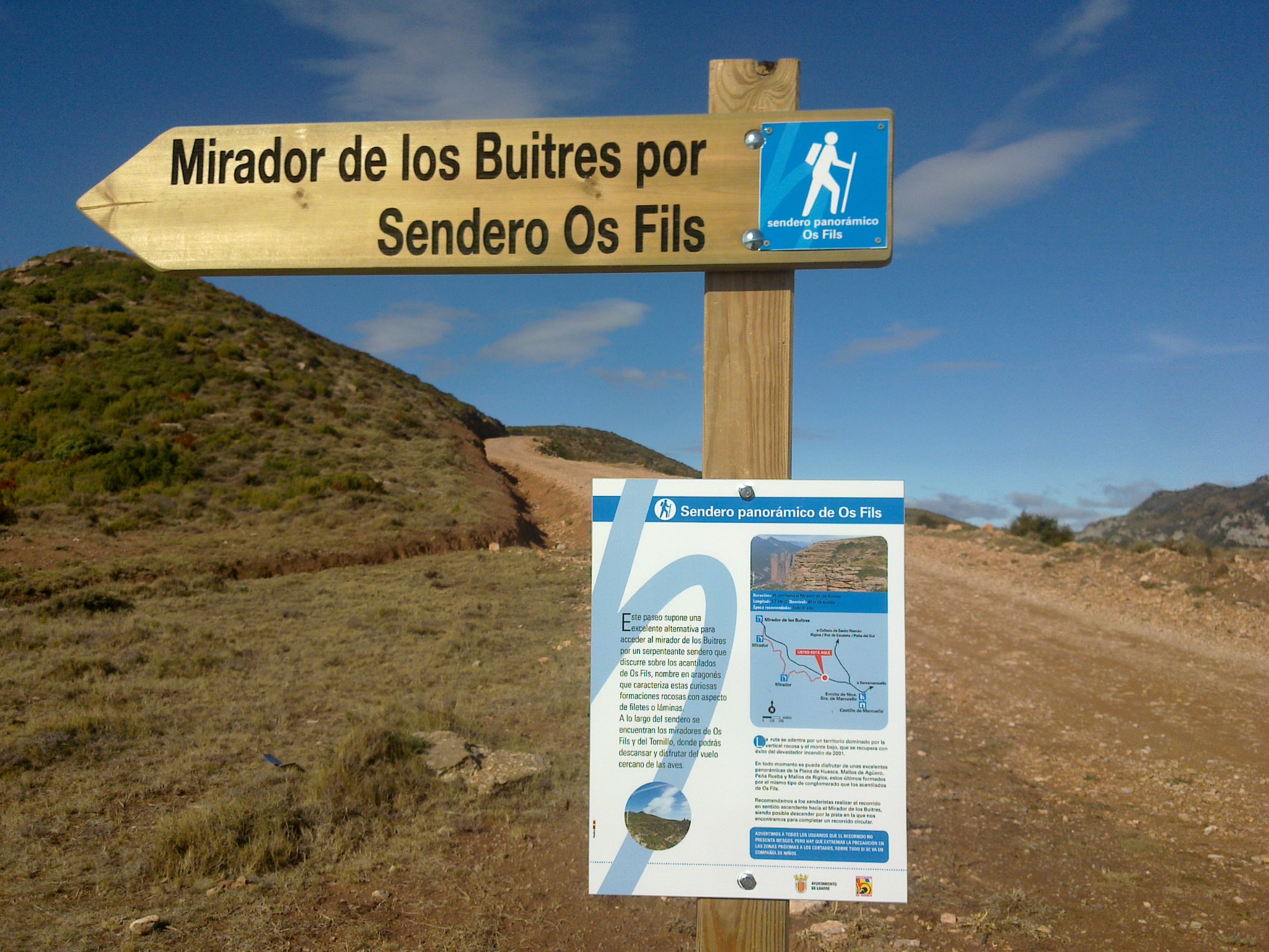 Señal de inicio del recorrido, junto a la pista de acceso al Mirador de los Buitres Señal de inicio del recorrido, junto a la pista de acceso al Mirador de los Buitres