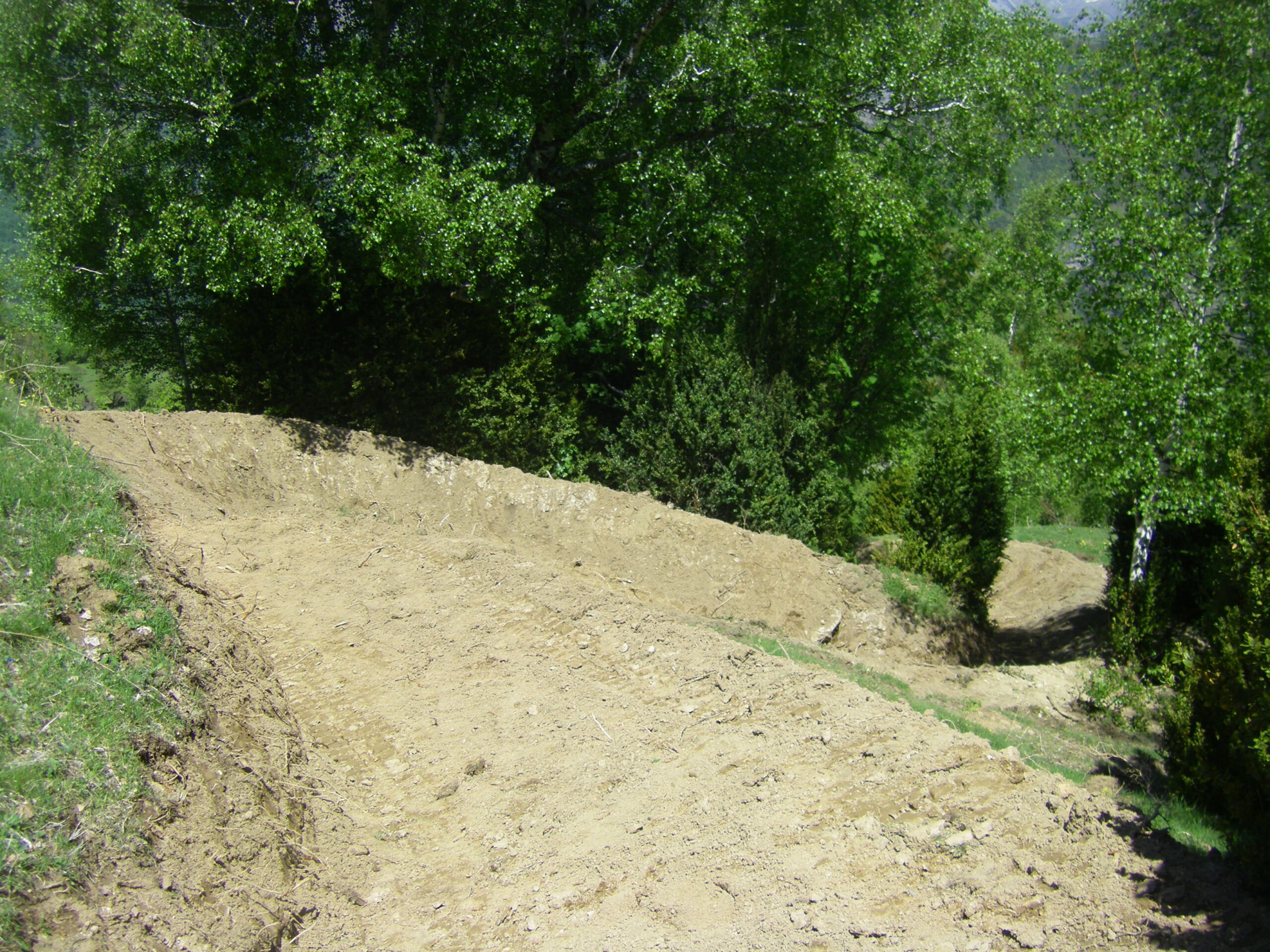 peraltes de tierra en la salida del circuito