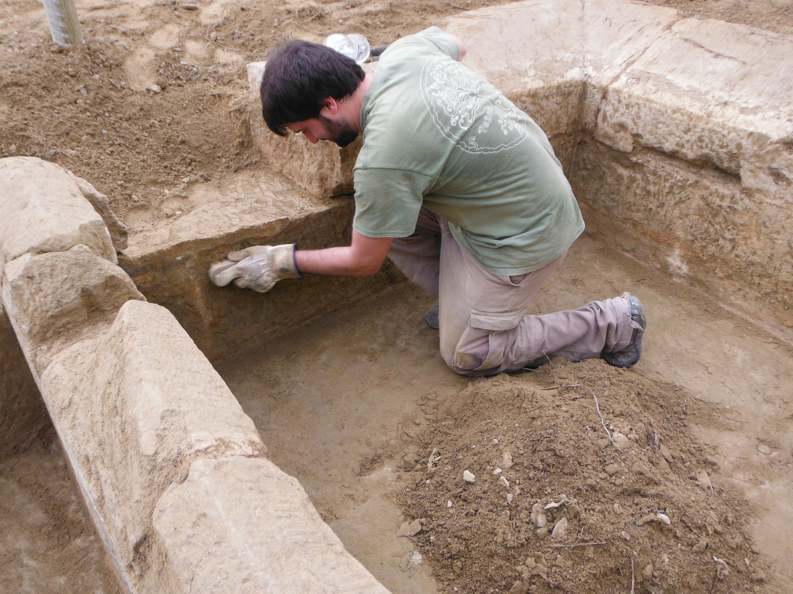 Pablo limpiando minuciosamente el vaso del lavadero de piedra Pablo limpiando minuciosamente el vaso del lavadero de piedra