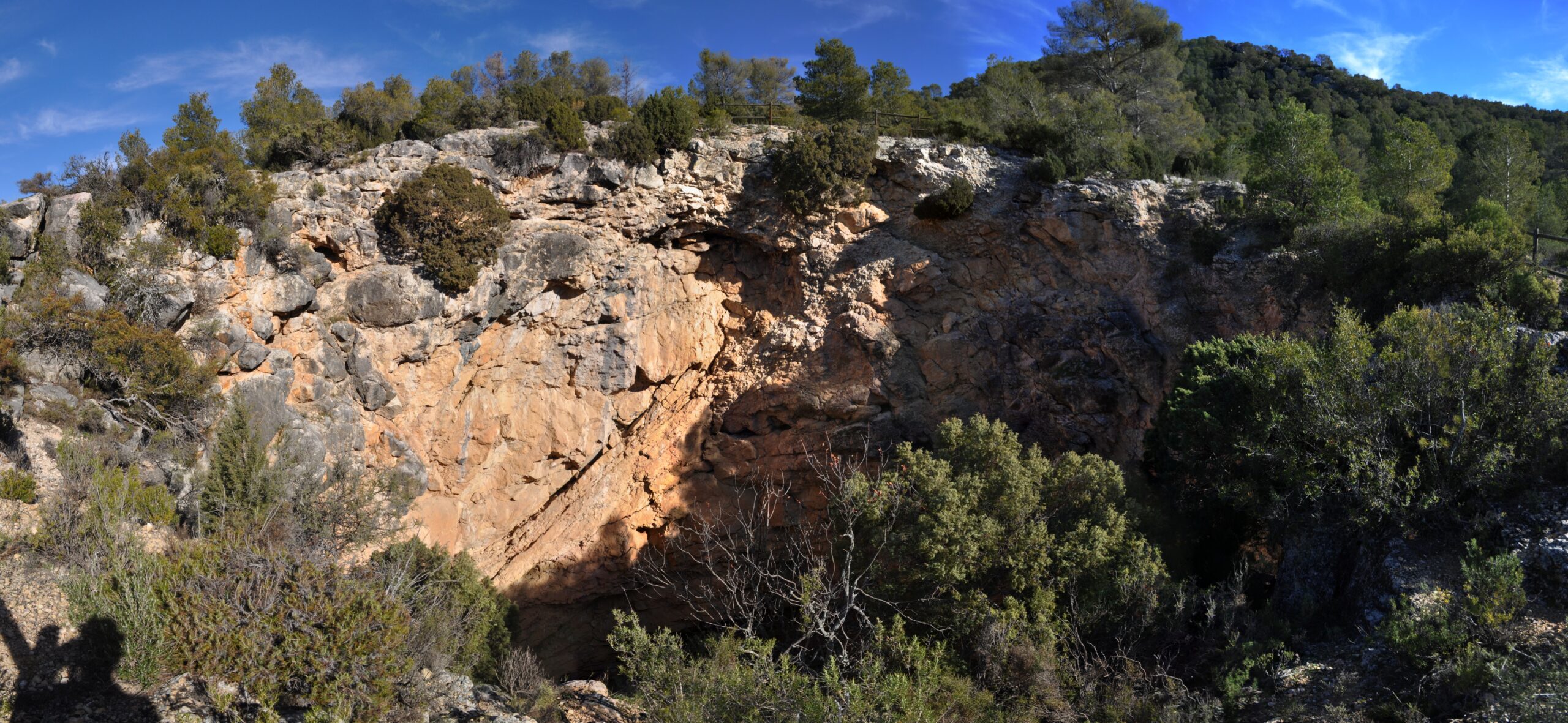 Sima grande en el sendero de La Ginebrosa